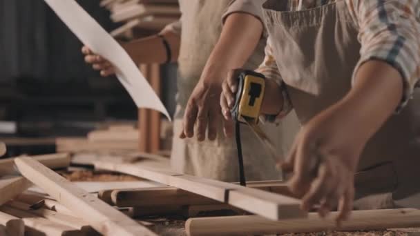 Midsection Záběry Nerozpoznatelného Muže Chlapečkem Zástěrách Pracující Dřevěnými Měřicími Lamelami — Stock video