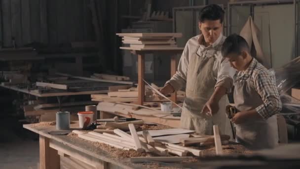 Medium Shot Little Boy Listening Father Instructions Measuring Piece Wood — ストック動画