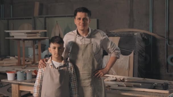 Retrato Mediano Del Hombre Adulto Trabajando Como Carpintero Una Pequeña — Vídeos de Stock