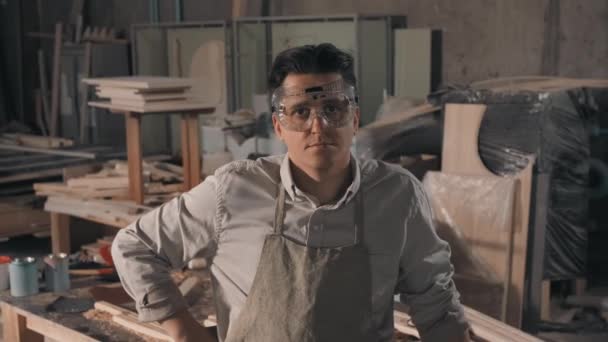 미디엄 사진찍는 사람이 목수로 일하는 모습작은 주물에서 널빤지 더미와 일하는 — 비디오