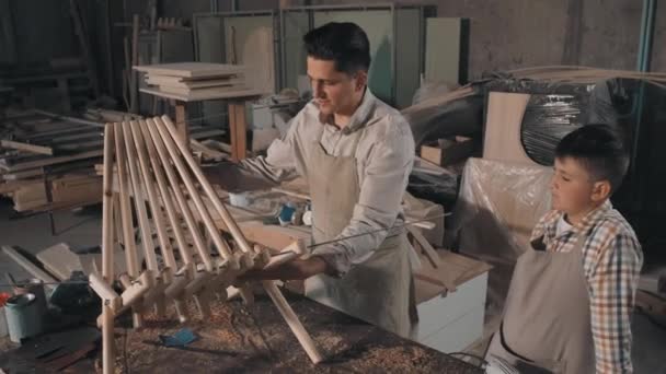 Imágenes Medianas Padre Hijo Alegres Terminando Construir Una Silla Madera — Vídeos de Stock