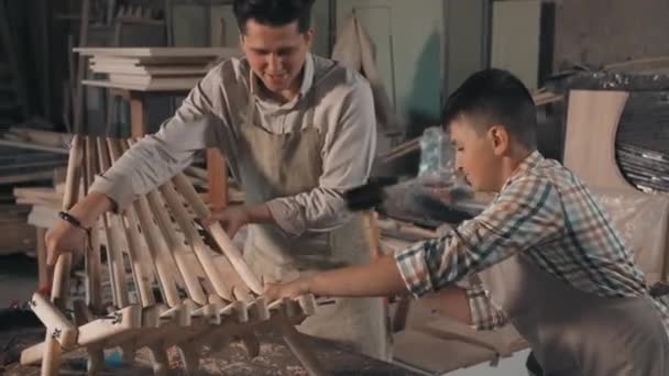 Tiro Medio Niño Alegre Usando Martillo Para Clavar Bricolaje Madera — Vídeos de Stock