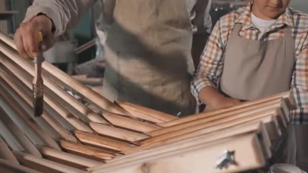 Midsection Tiro Médio Carpinteiros Masculinos Irreconhecíveis Polimento Cadeira Madeira Artesanal — Vídeo de Stock