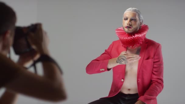 Tiro Médio Fotógrafo Masculino Tirando Fotos Homem Com Maquiagem Teatral — Vídeo de Stock