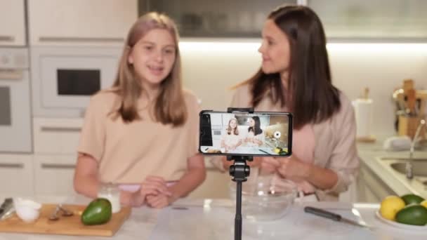 미디엄 화면은 테이블에 핸드폰 카메라를 코카서스 어머니와 레시피 비디오를 촬영하면서 — 비디오