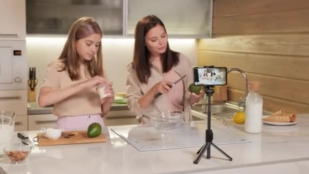 Tiro Médio Jovem Alegre Gravando Vídeo Culinária Com Filha Cortando — Vídeo de Stock