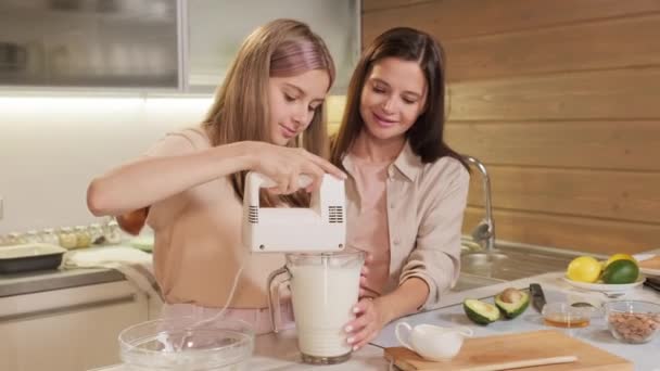 Genç Bir Kızın Yapımı Sağlıklı Dondurma Için Süt Çırptığı Annesinin — Stok video