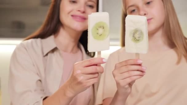 Primer Plano Mamá Hija Sonrientes Sosteniendo Palos Con Helado Casero — Vídeo de stock