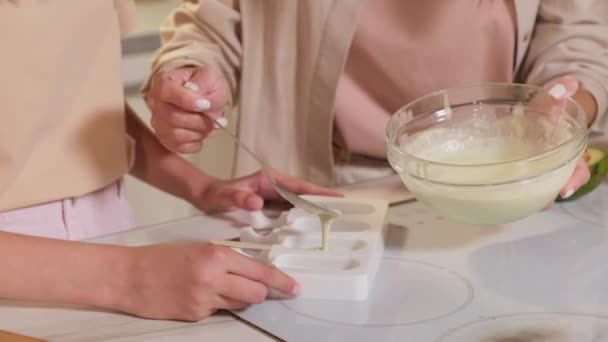 Donmadan Önce Hazır Dondurma Karışımını Özel Silikon Formlara Döken Tanınmayan — Stok video