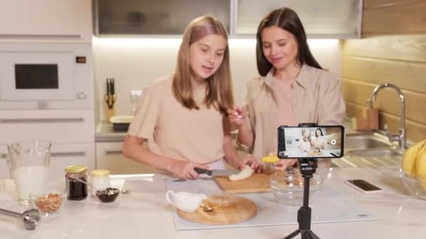 Imágenes Cintura Hacia Arriba Mamá Feliz Hija Filmando Video Cocina — Vídeos de Stock