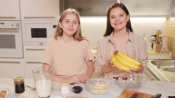 엄마와 카메라 앞에서 바나나와 집에서 건강에 디저트를 만드는 과정을 모습이 — 비디오
