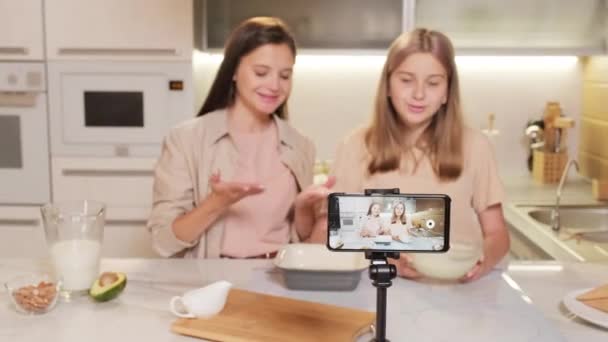 Mediumbilder Glada Familj Bloggare Inspelning Video Recept Naturliga Hemmagjord Glass — Stockvideo