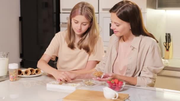 Imágenes Medianas Mamá Feliz Hija Adolescente Pie Mesa Cocina Decorando — Vídeos de Stock