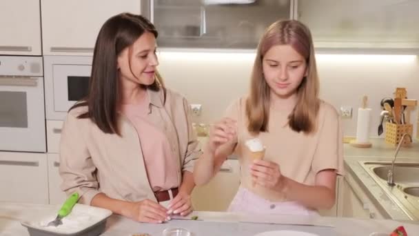 Foto Media Chica Adolescente Bonita Decorando Cono Helado Vainilla Con — Vídeos de Stock