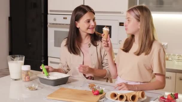 Mutlu Kafkasyalı Anne Kız Külahta Vanilyalı Dondurma Tadıyorlar Evde Sohbet — Stok video