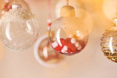 Kameranın önünde çeşitli renklerde diğer oyuncakların arka planında asılı saydam dekoratif topların çeşitliliği