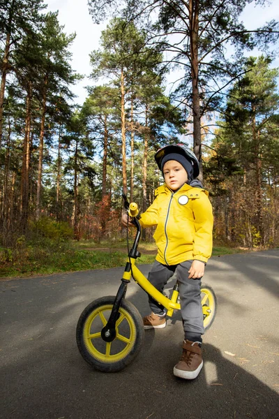 Adorable Boy Casualwear Protective Helmet Standing His Balance Bike Asphalt — Fotografia de Stock
