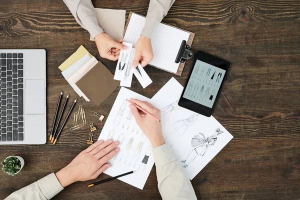 Flatlay Hands Creative Designer Drawing Sketches Paper While His Female — Stock Photo, Image