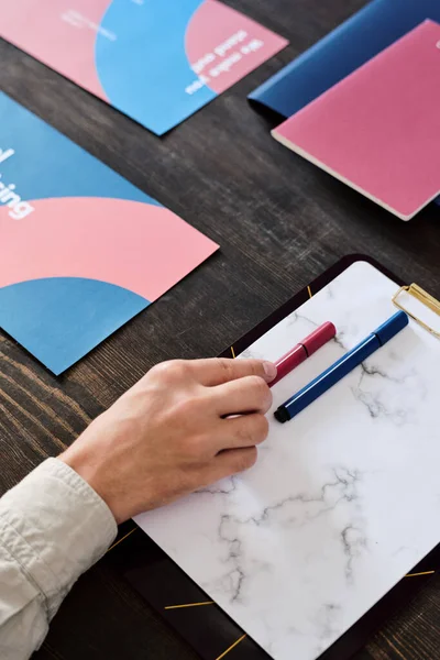 Hand Ung Manlig Manager Eller Tränare Tar Highlighter Tomt Papper — Stockfoto