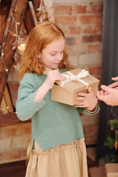 Adorável Menina Casualwear Abertura Caixa Presente Com Presente Natal Sua — Fotografia de Stock