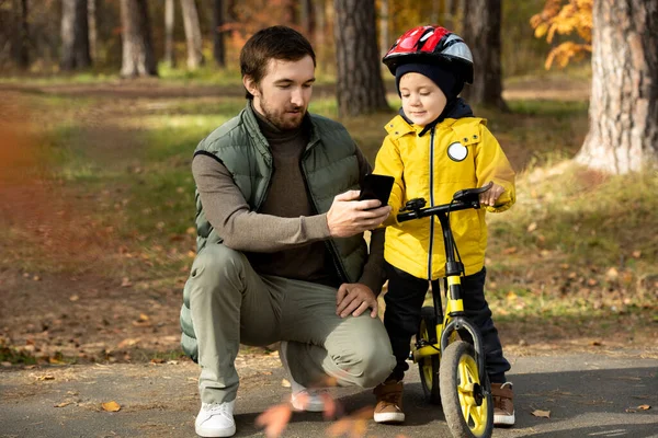 Young Contemporary Man Showing His Cute Little Son Selfie Smartphone — Stock Photo, Image