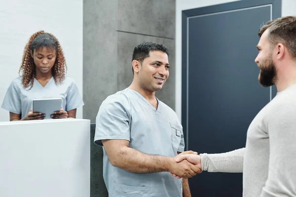 Framgångsrik Kirurg Eller Allmänläkare Uniform Skakar Hand Skäggiga Manliga Patienten — Stockfoto