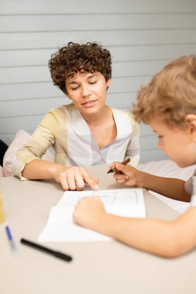 Junge Hübsche Mutter Freizeitkleidung Zeigt Auf Die Zeichnung Ihres Niedlichen — Stockfoto