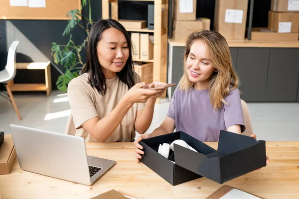 Feliz Joven Mujer Asiática Tomando Fotos Auriculares Caja Negra Mientras — Foto de Stock