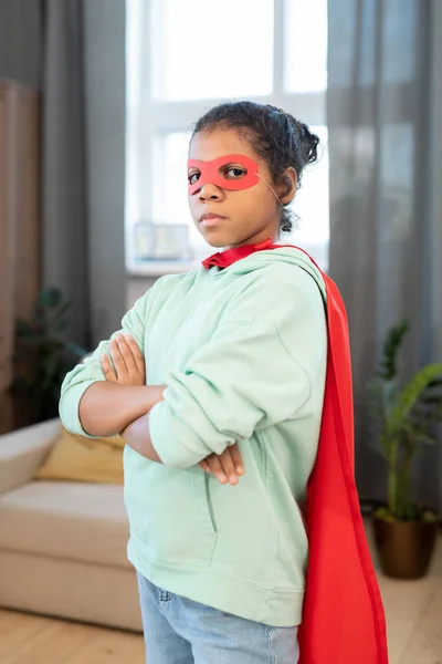 Schattig Gemengd Ras Meisje Kostuum Van Superheld Kruising Armen Borst — Stockfoto