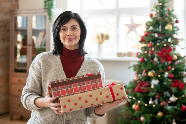 Glücklich Reife Brünette Frau Freizeitkleidung Hält Stapel Von Geschenkboxen Mit — Stockfoto