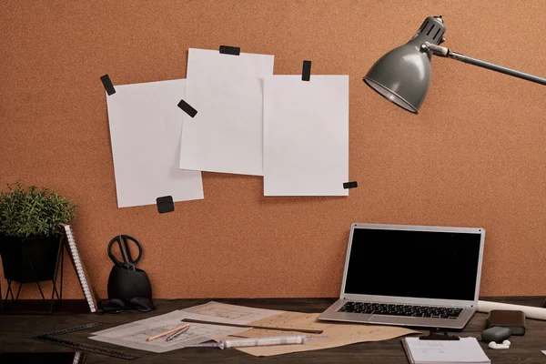 Local Trabalho Engenheiro Moderno Com Papéis Branco Placa Papelão Frente — Fotografia de Stock