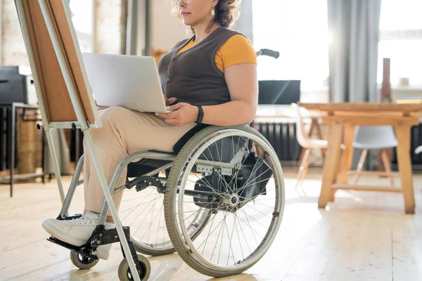Tekerlekli Sandalyedeki Genç Sakat Kadını Dizüstü Bilgisayarını Kullanarak Ofisteki Beyaz — Stok fotoğraf