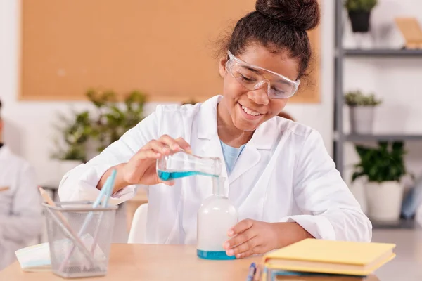 Gelukkig Schattig Gemengd Ras Schoolmeisje Gieten Vloeibare Stof Uit Buis — Stockfoto