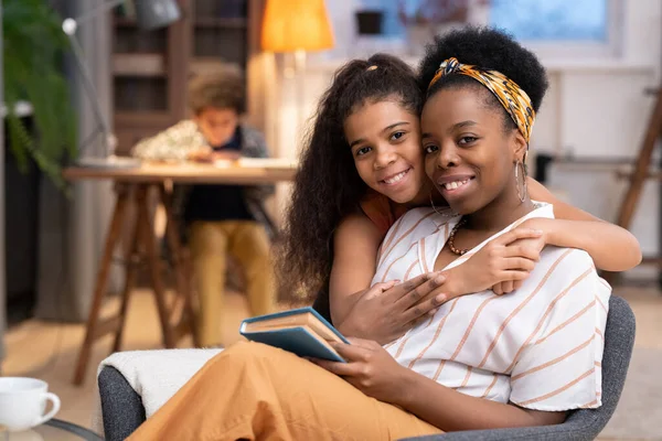 Glückliches Afrikanisches Mädchen Mit Zahmem Lächeln Das Ihre Mutter Umarmt — Stockfoto