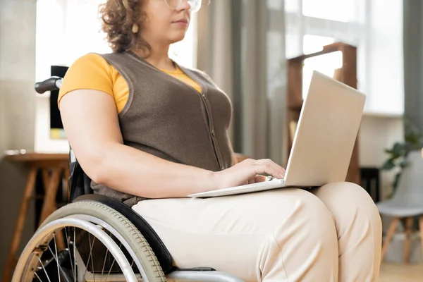 Tekerlekli Sandalyedeki Yaratıcı Tasarımcının Genç Kadını Online Veri Ararken Dizüstü — Stok fotoğraf