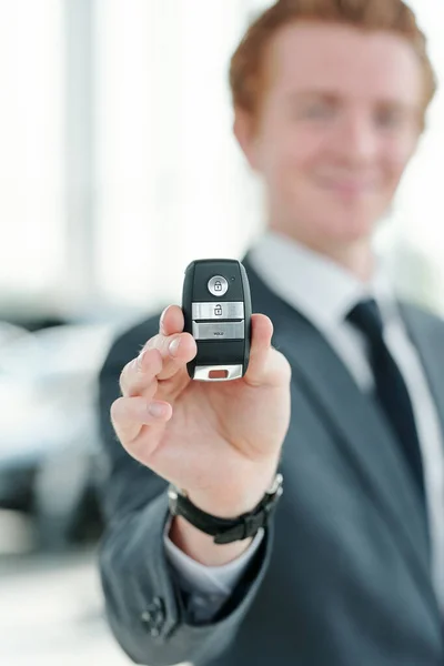 Hand Von Jungen Manager Oder Verkäufer Von Fahrzeugen Mit Fernbedienung — Stockfoto