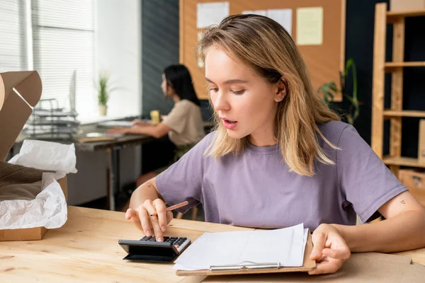 Joven Rubia Bonita Trabajadora Oficina Tienda Línea Sentada Frente Cámara — Foto de Stock