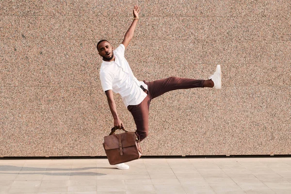 Young Excited African Businessman Smart Casualwear Holding Brown Leather Handbag — Foto Stock