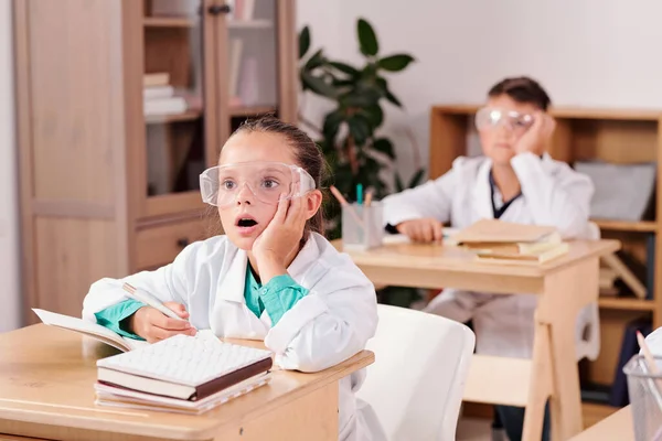 Escolar Asombrado Contemporáneo Escuchando Atentamente Profesor Química Durante Experimento Mientras — Foto de Stock