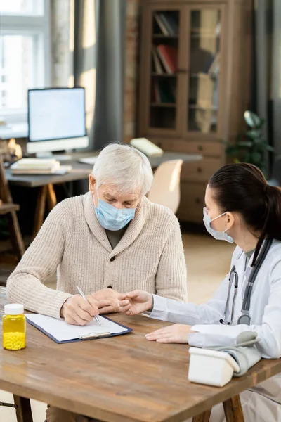 Kranke Ältere Patientin Maske Und Freizeitkleidung Unterschreibt Medizinische Papiere Während — Stockfoto