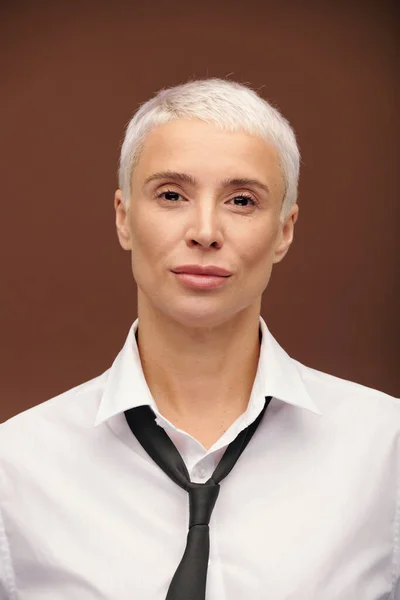 Dojrzałe Blondynka Businesswoman Białej Koszuli Czarny Krawat Stojąc Przed Aparatem — Zdjęcie stockowe