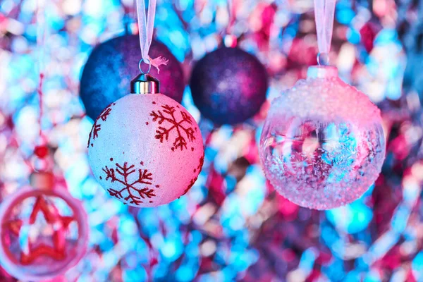 Kerstballen Met Rode Sneeuwvlokken Ijsachtige Decoraties Ander Decoratief Speelgoed Hangend — Stockfoto