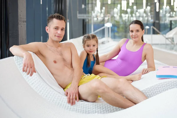 Young Contemporary Family Father Mother Cute Daughter Sitting Deckchairs Poolside — Fotografia de Stock