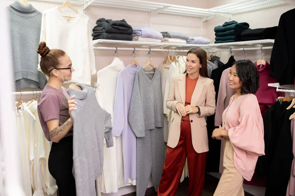 Gelukkig Jonge Interculturele Vrouwen Staan Casualwear Afdeling Tijdens Verkoop Kijken — Stockfoto