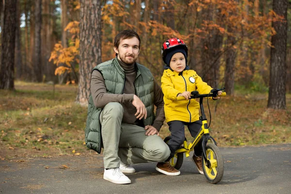 Happy Young Father Casualwear Squatting His Adorable Little Son Safety — Stock Photo, Image