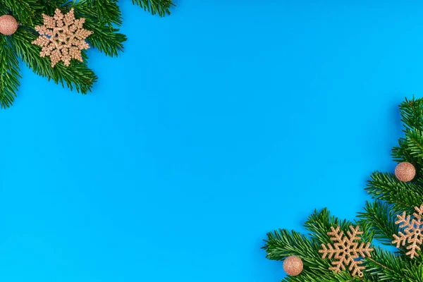 Сплошные Золотые Декоративные Снежинки Шары Вечнозеленых Хвойных Ветвях Окружающих Копировальное — стоковое фото