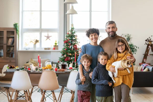 Genç Mutlu Bir Aile Sevimli Çocuk Onların Evcil Hayvanı Noel — Stok fotoğraf