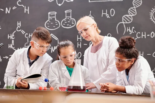 Varios Estudiantes Secundaria Observando Experimentos Químicos Demostrados Por Profesor Química — Foto de Stock