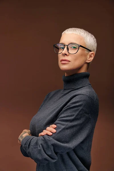 Jeune Femme Élégante Pull Gris Foncé Lunettes Gardant Ses Bras — Photo