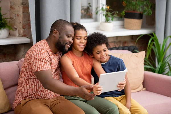 Felice Famiglia Africana Padre Figlio Figlia Con Tablet Digitale Seduto — Foto Stock